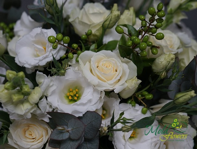 Cutie cu trandafiri albi si eustoma "Visul secret" foto
